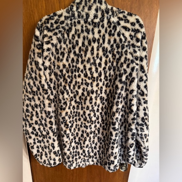 New with tags ladies size XXL Maurices animal print fuzzy pullover - Picture 3 of 15
